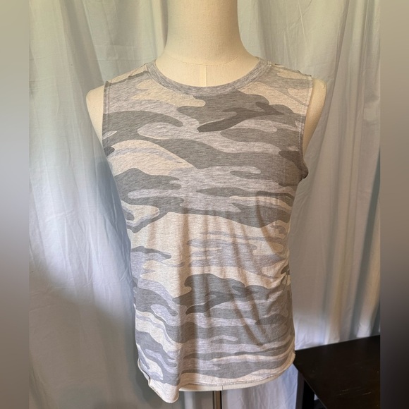 Zoe + Liv Lightweight Tank Top Grey Camo. Women’s Size Medium. - Picture 1 of 4